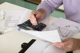 Persona con calculadora