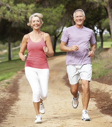 Home y mujer de la tercera edad corriendo