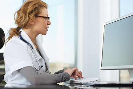 Médico frente computadora