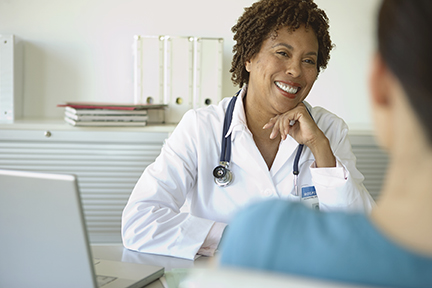 Doctora con paciente