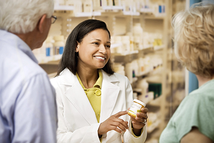 Farmacéutica con personas de la tercera edad