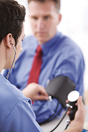 Laboratorista sacando sangre a un paciente